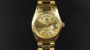 GENTLEMEN'S ROLEX DAY DATE 18K GOLD REF. 1803 CIRCA 1963, circular gold pie pan dial with English