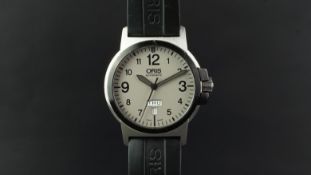 GENTLEMEN'S ORIS DAY DATE WRISTWATCH, circular grey dial with roman numerals and day date apertures,