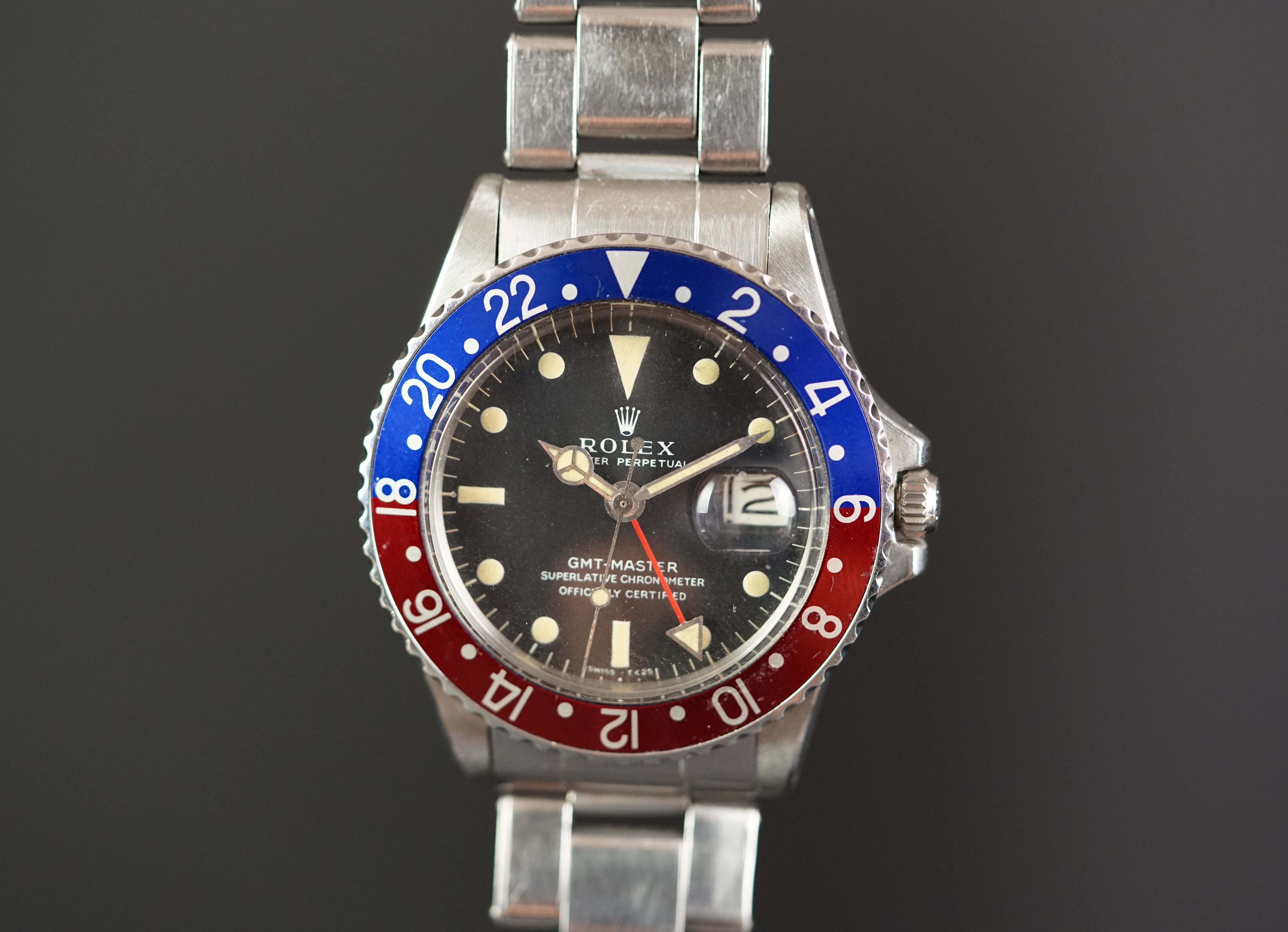 VERY RARE GENTS ROLEX GMT REF. 1675 CIRCA 1971, circular black long E variation dial with patina