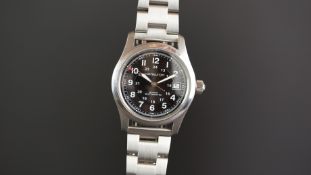 GENTS HAMILTON KHAKI WRISTWATCH, circular black dial with white arabic numerals and a date aperture,