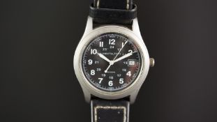 GENTS HAMILTON KHAKI WRISTWATCH, circular black dial with white arabic numerals and a date aperture,