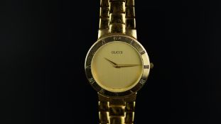 GENTS GUCCI WRISTWATCH REF. 3300.2M, circular gold dial with dauphine hands and a bezel with roman