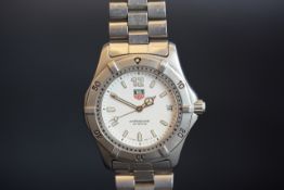 GENTLEMEN'S STAINLESS STEEL TAG HEUER QUARTZ DATE WRISTWATCH, REF WK 1111, round white dial,