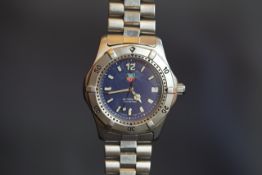 GENTLEMEN'S STAINLESS STEEL TAG HEUER AUTOMATIC DATE WRISTWATCH, REF WK2111, round blue dial,