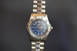 GENTLEMEN'S STAINLESS STEEL TAG HEUER QUARTZ DATE WRISTWATCH, REF WK1213, round blue dial,