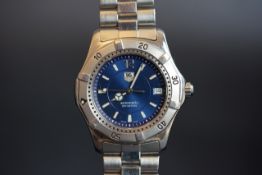 GENTLEMEN'S STAINLESS STEEL TAG HEUER AUTOMATIC DATE WRISTWATCH, REF WK2117-0, round blue dial,