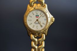 MIDSIZE GOLD PLATED TAG HEUER QUARTZ DATE WRISTWATCH, REF S94.013-1, round white dial, rotating