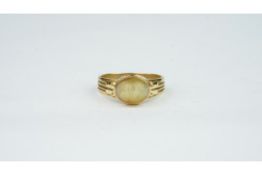 French cats-eye chrysoberyl ring, central cabochon cut cats-eye chrysoberyl in a heavy gold band,