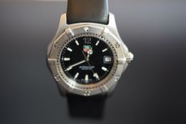 GENTLEMEN'S STAINLESS STEEL TAG HEUER QUARTZ DATE WRISTWATCH, REF WK1110-0, round black dial,