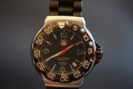 GENTLEMEN'S TAG HEUER FORMULA 1 PROFESSIONAL WRISTWATCH REF. WAC1110-0, circular black dial with