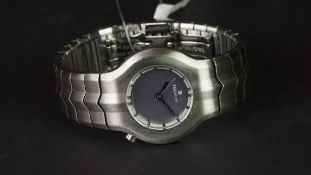 LADIES' TAG HEUER WRISTWATCH, circular grey dial with luminous hands and a date aperture, 28mm