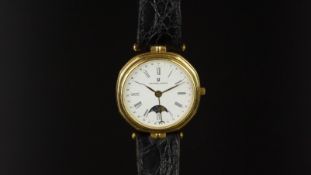 GENTLEMEN'S UNIVERSAL GENEVE MOONPHASE 18K GOLD WRISTWATCH, circular white dial with Roman numerals,