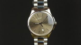 GENTLEMEN'S GUCCI WRISTWATCH, circular bronze pattern dial with silver hour markers and a date