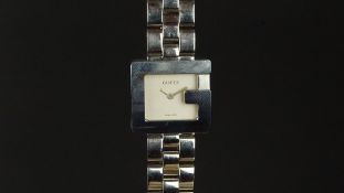 LADIES' GUCCI G WRISTWATCH, square white dial with silver hands, G bezel on a 24mm stainless steel