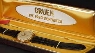 GENTLEMEN'S GRUEN OVERSIZE 18K GOLD WRISTWATCH CIRCA 1950's, circular silver dial with dauphine