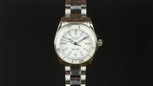 LADIES' GUCCI WRISTWATCH, circular white dial with luminous hour markers and a date aperture,