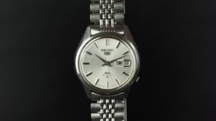 VINTAGE SEIKO 5 DX, circular dial with baton hour markers, Day/Date aperture in Japanese,