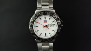 GENTLEMEN'S TAG HEUER FORMULA 1 WRISTWATCH REF. WAH1111, circular white dial with silver hour