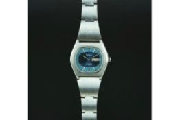 GENTLEMEN'S BULOVA AUTOMATIC WRISTWATCH, oval blue dial with day date aperture and silver hour