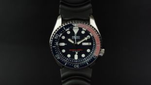 SEIKO SXK009 AUTOMATIC DIVERS WATCH, circular black dial with luminous hour markers, signed Made