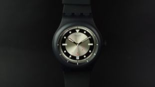 LIMITED EDITION SWATCH X HODINKEE WRISTWATCH, circular silver dial with dot hour markers and a