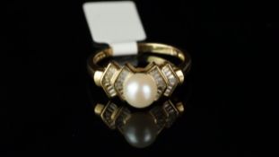 Pearl and diamond ring, central 6.7mm pearl, with baguette cut diamond set to the tiered