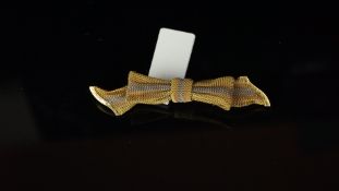 Bow brooch in three colour metal stamped 15ct to the reverse, fine mesh work with engraved end-