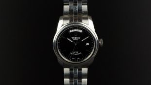 GENTLEMEN'S TUDOR GLAMOUR JUMBO DAY DATE WRISTWATCH W/ BOX & PAPERS, circular black dial with silver