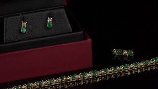 Emerald and diamond suite, including tennis bracelet, pair of earrings and pendant - bracelet