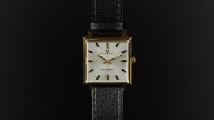 GENTLEMEN'S UNIVERSAL GENEVE WRISTWATCH CIRCA 1964, square silver dial with golf and black hour