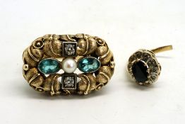 Pearl and diamond and green stone ring, central pearl, with an old cut diamond set above and