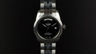 GENTLEMEN'S TUDOR GLAMOUR JUMBO DAY DATE WRISTWATCH W/ BOX & PAPERS, circular black dial with silver