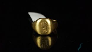 Signet ring in hallmarked 18ct yellow gold, monogrammed initials to the face, finger size M 1/4,