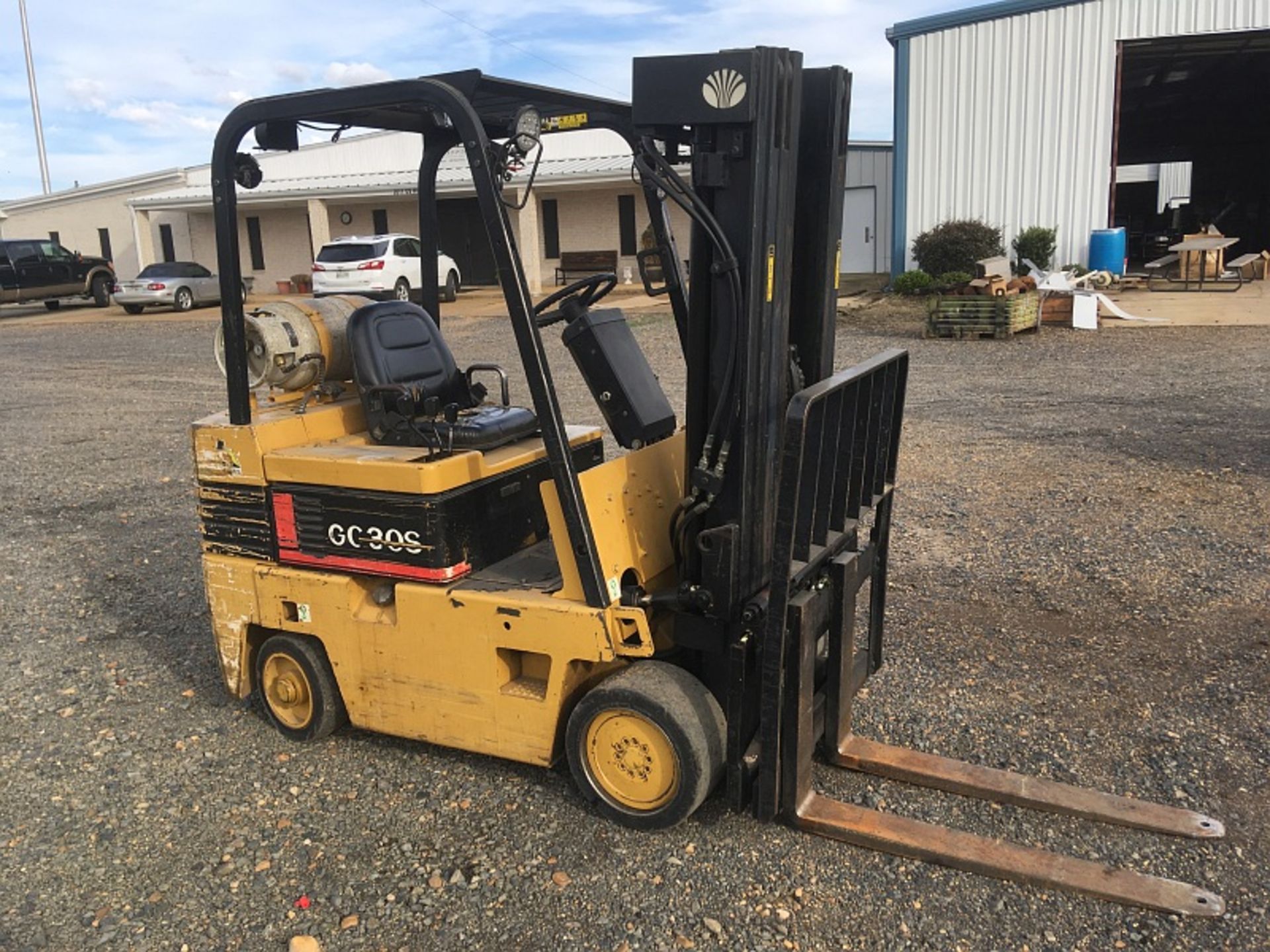 Daewoo Forklift, MDL GC305, 5,300 lb. cap., LP Gas, Side Shift, 3-stage Mast, SN C487630, 5,765.8 - Image 2 of 3