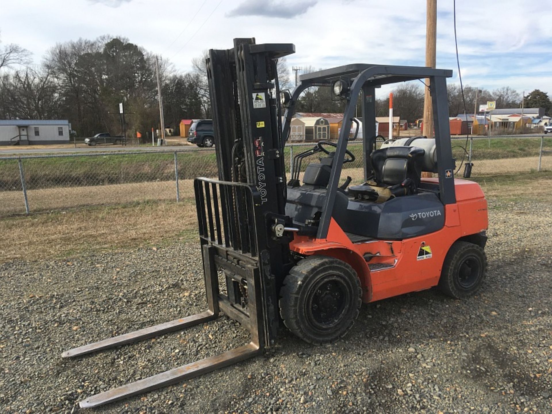 Toyota Forklift, Mdl 7FGU30, 5,500 lb. cap., LP Gas, Side Shift, All-Terrain Tires, 3-stage Mast, SN