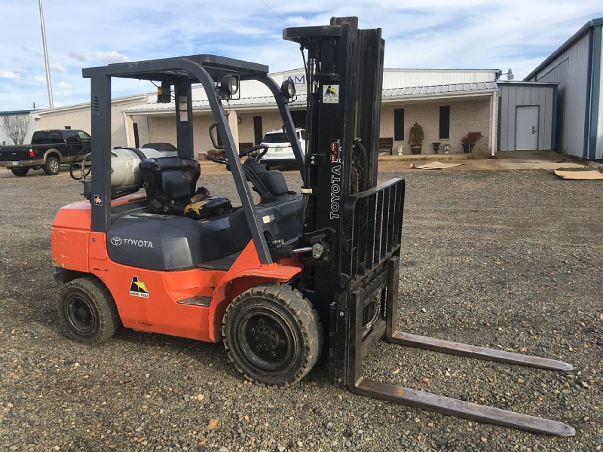 Toyota Forklift, Mdl 7FGU30, 5,500 lb. cap., LP Gas, Side Shift, All-Terrain Tires, 3-stage Mast, SN - Image 2 of 3