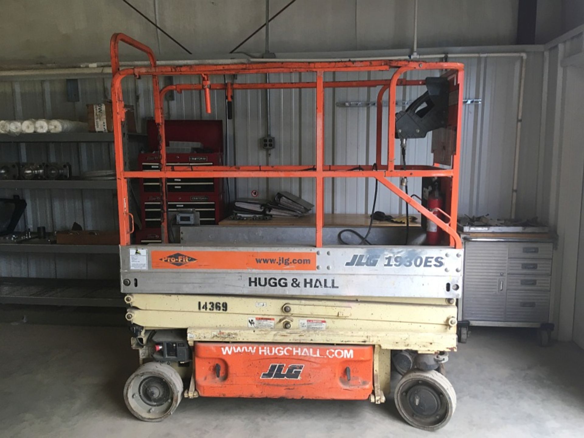 JLG Man Lift, Mdl 1930ES, 3' x 5' Platform, 500 lb. max cap., 24'9" Max Work Height, 5'9" Outside