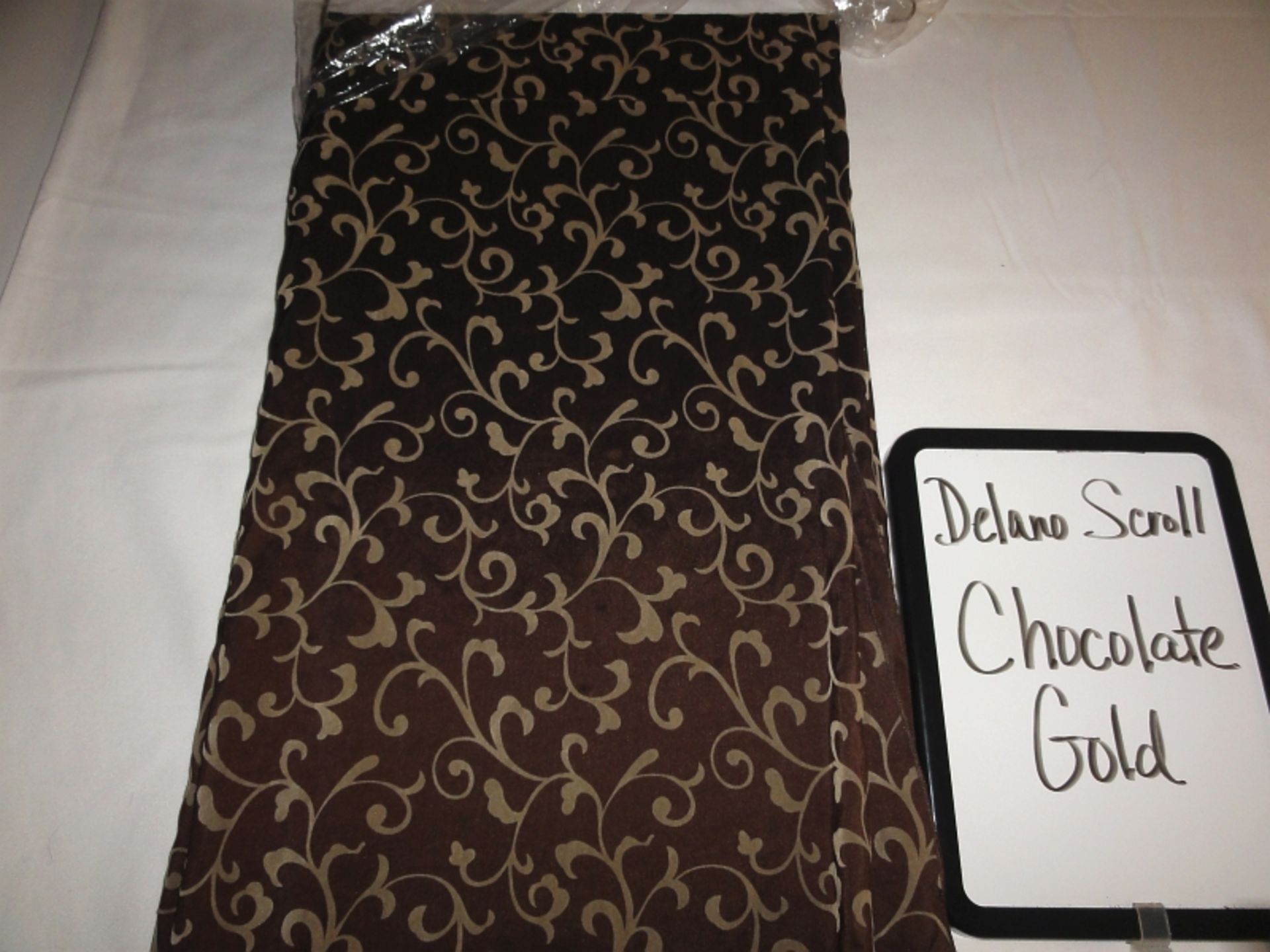 LINEN, DELANO SCROLL CHOCOLATE & GOLD 120" ROUND