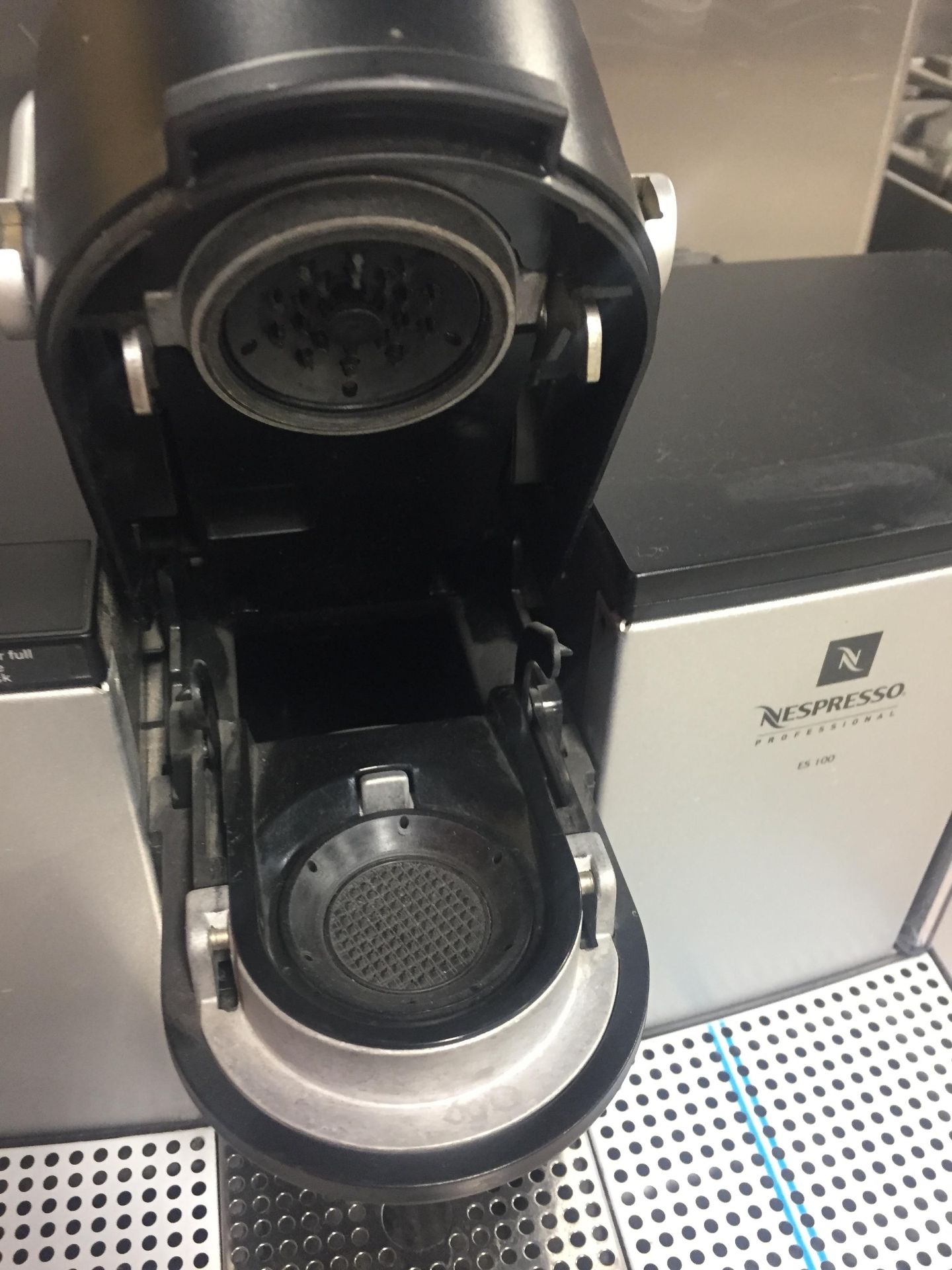 New Nespresso ES100 Espresso Machine, Pod machine - Image 2 of 2