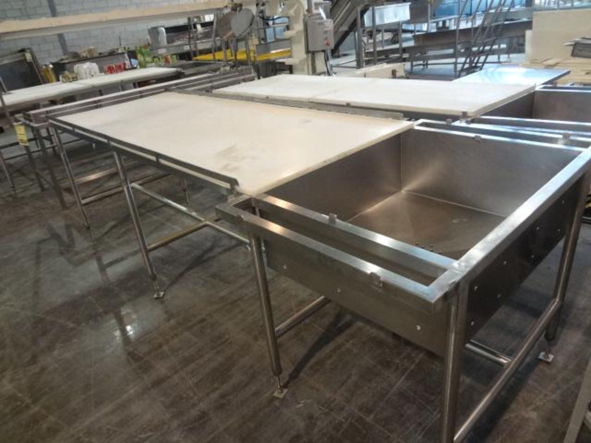 TABLES DE DÉCOUPE EN STAINLESS AVEC DESSUS EN PLASTIQUE AVEC BASSIN - STAINLESS CUTTING TABLES