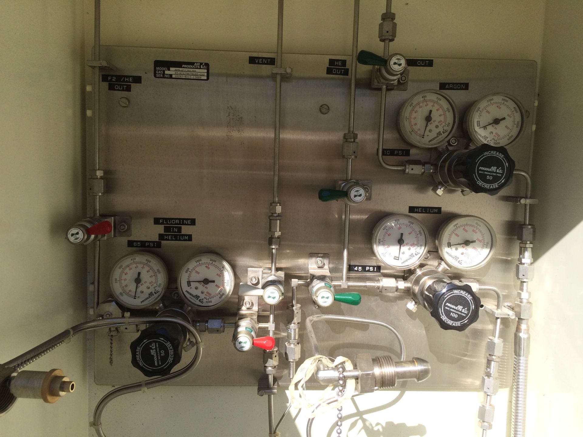 Cabinet d'entreposage et d'evacuation Air products pour bonbonne ou cylindre de gaz. Assez de - Image 2 of 10