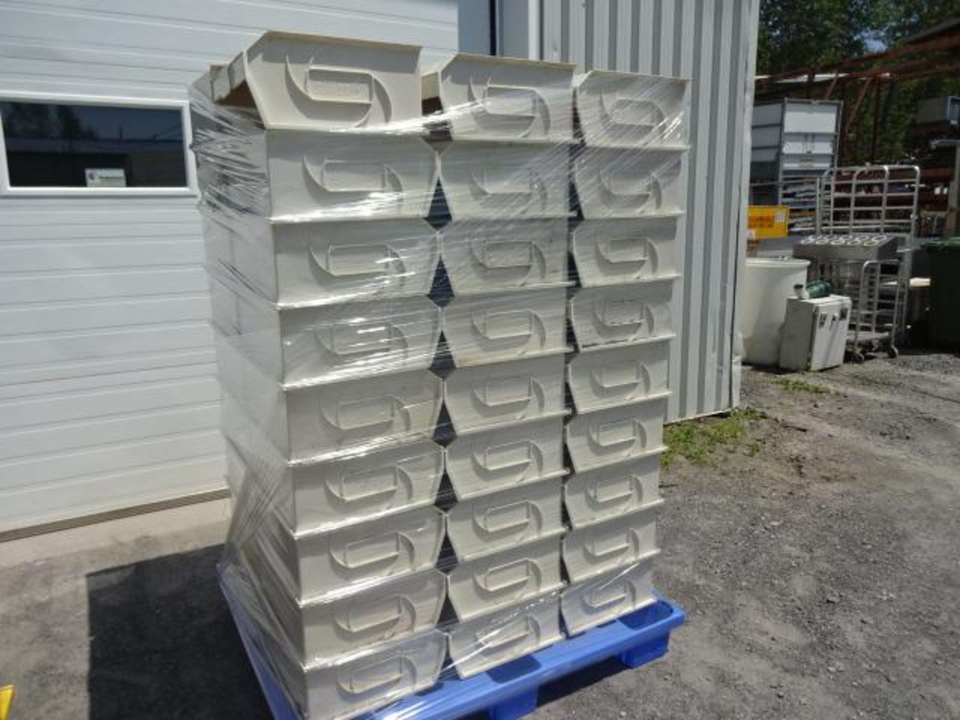 Lot de 54 Bacs de plastique empilable - Lot of 54 Stackable Plastic Bins - Image 2 of 7