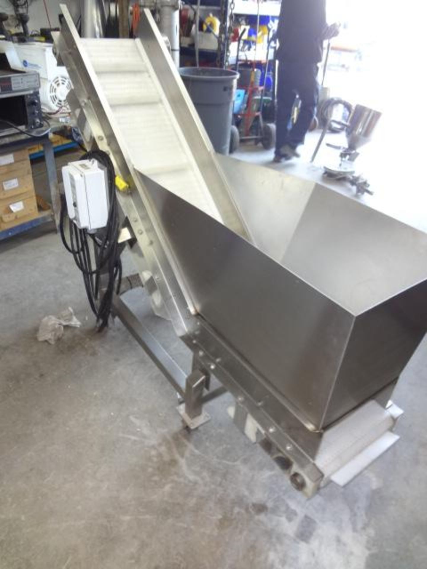 Convoyeur en stainless incliné - Inclined stainless steel conveyor - Image 2 of 5