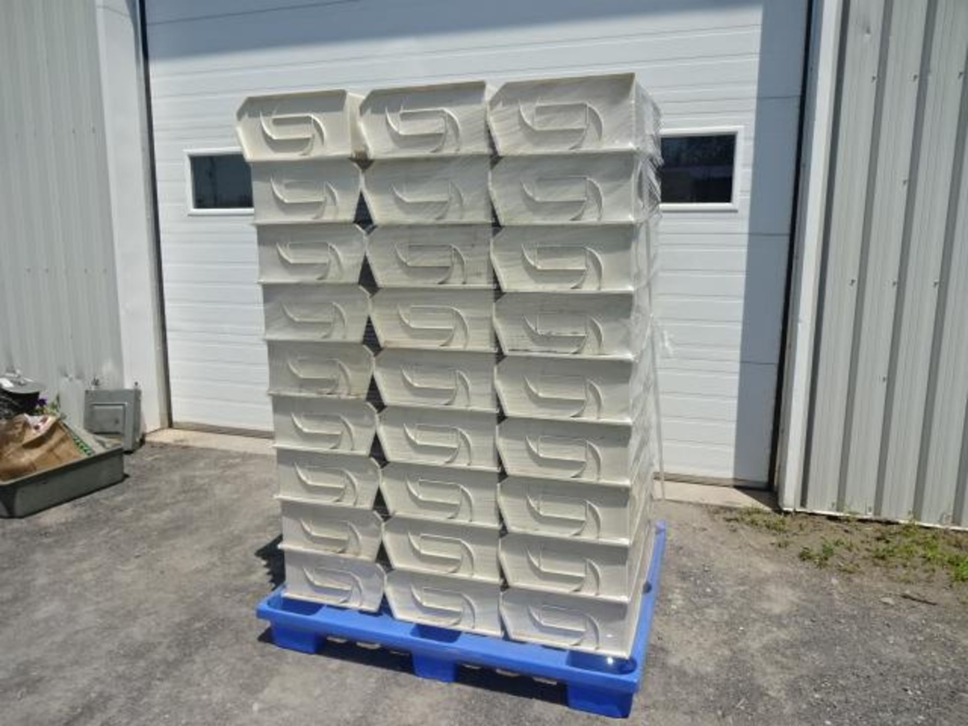 Lot de 54 Bacs de plastique empilable - Lot of 54 Stackable Plastic Bins