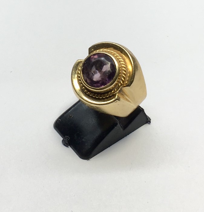 18ct Gold Stone set Ring set with amethyst coloured stone