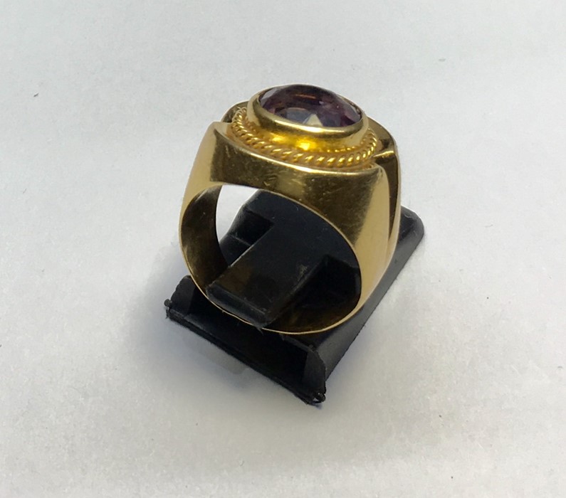 18ct Gold Stone set Ring set with amethyst coloured stone - Image 3 of 4