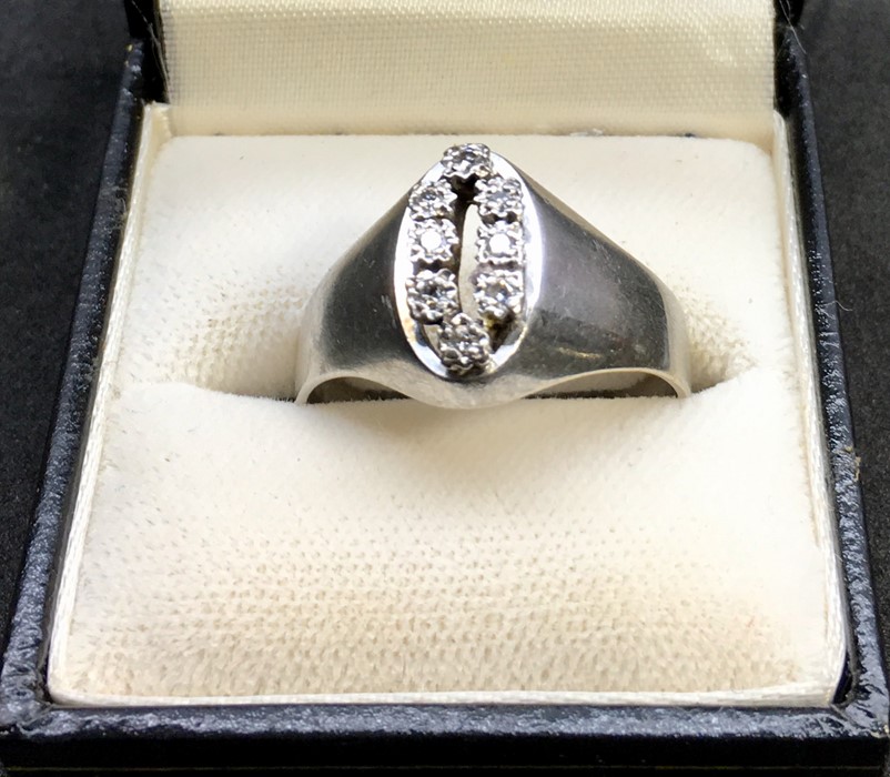 950 Platinum and Diamond Ring set with 8 diamonds in hallmarked 950 PL Weight of ring 8.7g - Image 4 of 5
