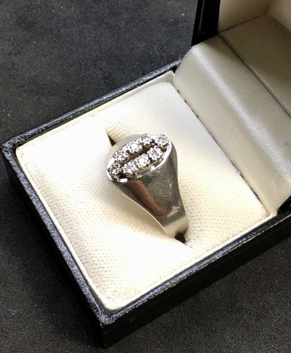 950 Platinum and Diamond Ring set with 8 diamonds in hallmarked 950 PL Weight of ring 8.7g - Image 2 of 5