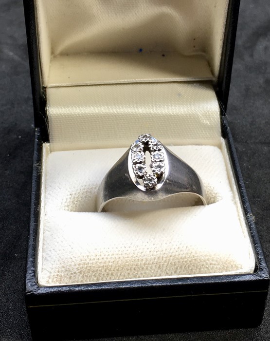 950 Platinum and Diamond Ring set with 8 diamonds in hallmarked 950 PL Weight of ring 8.7g - Image 3 of 5