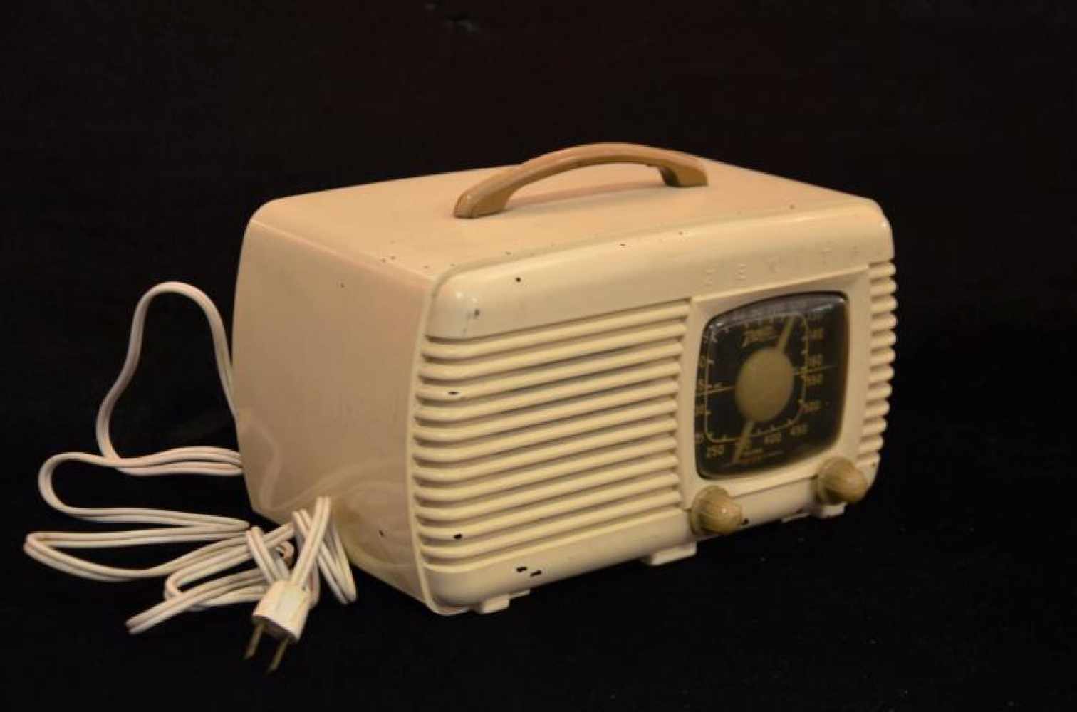 Portable Radio "Zenith" Portable Radio "Zenith" plastic case in off-white, AM tube receiver in